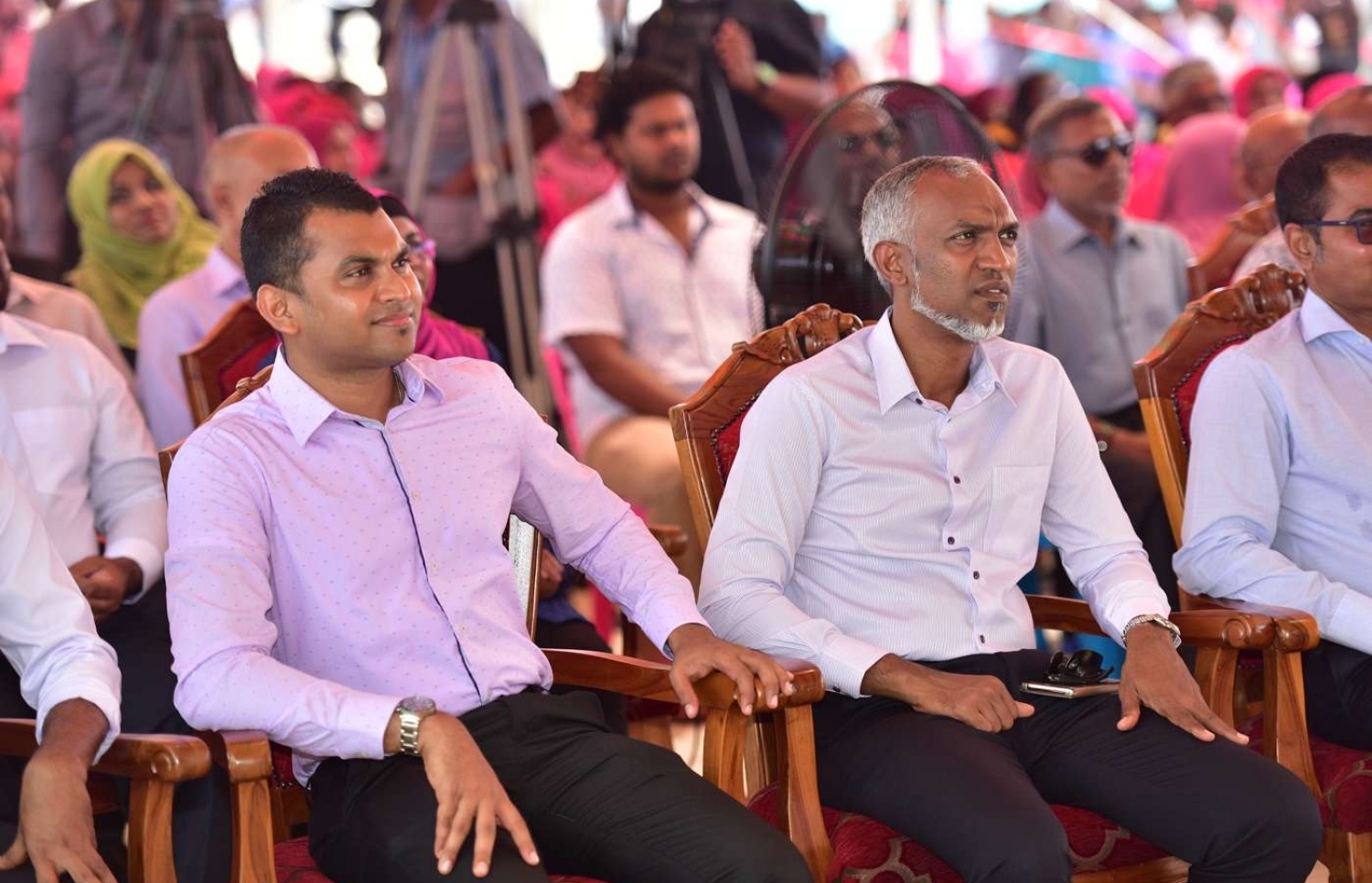 ގދ. ތިނަދޫ: ސެޕްޓެމްބަރު 11، 2018- ރައީސް އަބްދުﷲ ޔާމީން ތިނަދު އަށް ކުރެއްވި ދަތުރުފުޅުގައި، ރައްޔިތުންނާ ބައްދަލުކުރެއްވުމަށް ބޭއްވެވި ހަފްލާގައި ހައުސިން މިނިސްޓަރު ޑރ. މުއިއްޒު (ކ) އަދި ރައީސް އޮފީހުގެ ޗީފް ކޮމިއުނިކޭޝަންސް ސްޓްރެޓީޖިސްޓް އިމްޖާދު ބައިވެރިވެވަޑައިގަންނަވަނީ.---ފޮޓޯ: ރައީސް އޮފީސް