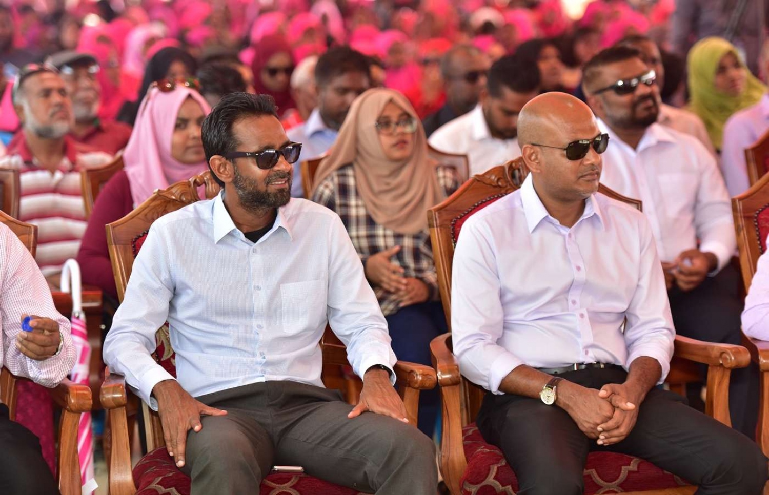 ގދ. ތިނަދޫ: ސެޕްޓެމްބަރު 11، 2018- ރައީސް އަބްދުﷲ ޔާމީން ތިނަދު އަށް ކުރެއްވި ދަތުރުފުޅުގައި، ރައްޔިތުންނާ ބައްދަލުކުރެއްވުމަށް ބޭއްވެވި ހަފްލާގައި އެމްޓީސީސީގެ ޗެއާމަން ނިޔާޒް (ކ) އަދި އެ ކުންފުނީގެ ސީއީއޯ އިބްރާހިމް ޒިޔަތު ބައިވެރިވެވަޑައިގަންނަވަނީ.---ފޮޓޯ: ރައީސް އޮފީސް