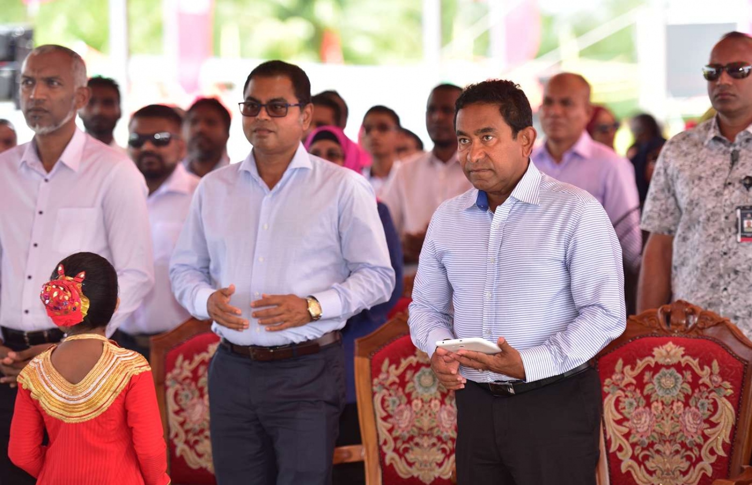 ގދ. ތިނަދޫ: ސެޕްޓެމްބަރު 11، 2018- ރައީސް އަބްދުﷲ ޔާމީން ތިނަދު އަށް ކުރެއްވި ދަތުރުފުޅުގައި، އެ ރަށުގައި ނިންމާފައިވާ ތަރައްގީގެ ބައެއް މަޝްރޫއުތައް އިފްތިތާހު ކޮށްދެއްވަނީ.---ފޮޓޯ: ރައީސް އޮފީސް