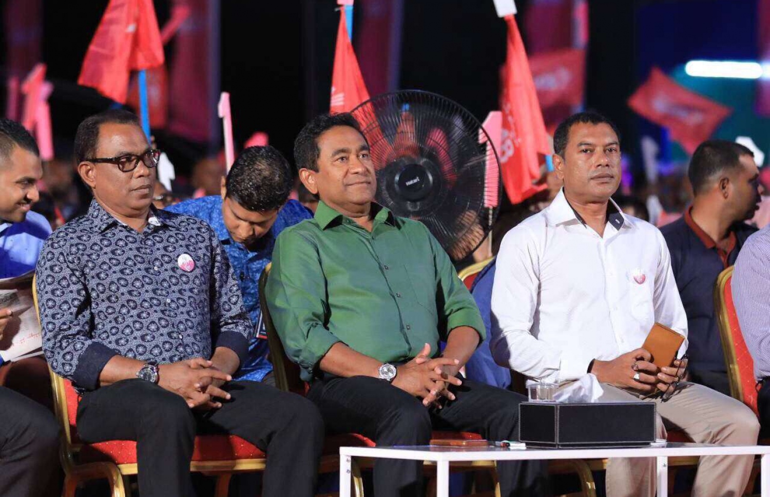 ހުޅުމާލޭގައި ހަދަމުން އަންނަ ފްލެޓުތައް އާންމުންނަށް ދައްކާލުމަށް ރޭ ބޭއްވި ޖަލްސާގައި ރައީސް ޔާމީން ބައިވެރިވެވަޑައިގަންނަވަނީ.--- ފޮޓޯ: ރައީސް އޮފީސް