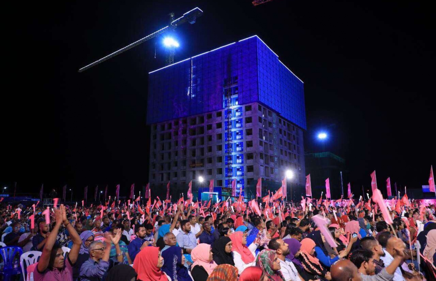 ހުޅުމާލޭގައި ހަދަމުން އަންނަ ފްލެޓުތައް ރައްޔިތުންނަށް ދައްކާލުމަށް ރޭ ބޭއްވި ޖަލްސާގައި ގިނަ ބަޔަކު ބައިވެރިވަނީ. - ފޮޓޯ: ރައީސް އޮފީސް