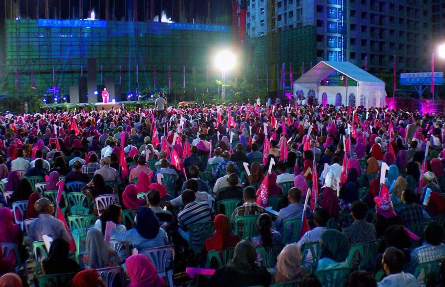 ހުޅުމާލޭގައި ހަދަމުން އަންނަ ފްލެޓުތައް ރައްޔިތުންނަށް ދައްކާލުމަށް ރޭ ބޭއްވި ޖަލްސާގައި ގިނަ ބަޔަކު ބައިވެރިވަނީ. - ފޮޓޯ: ރައީސް އޮފީސް