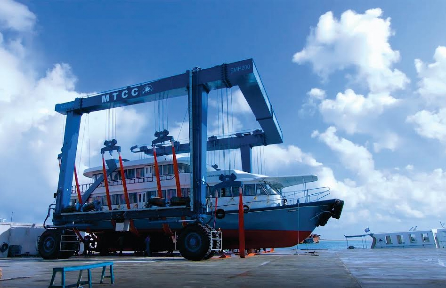 ތިލަފުށީގައި ހުންނަ އެމްޓީސީސީ ޝިޕްޔާޑަށް އެ ކުންފުނީގެ ފެރީ ދޯންޏެއް އެހެލާފައި. ފޮޓޯ: އެމްޓީސީސީ