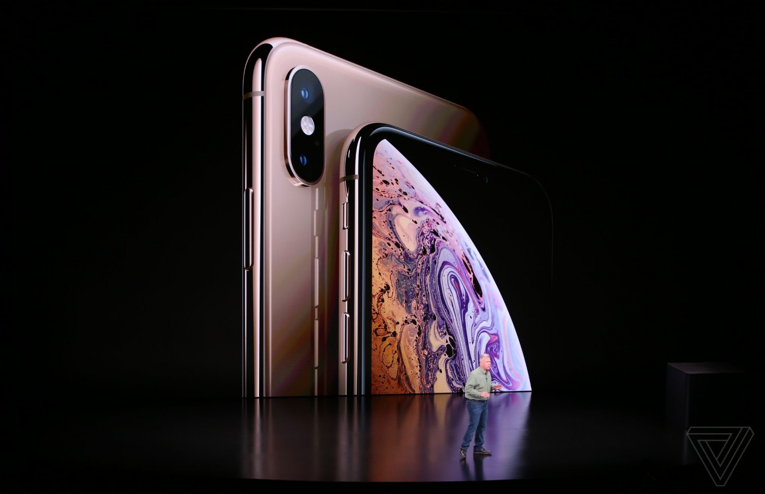 ކަޕަޓީނޯ، ކެލިފޯނިއާ - އެޕަލްގެ އާ އުފެއްދުންތައް ތައާރަފްކުރުމަށް ސެޕްޓެމްބަރު 12، 2018 ގައި ބޭއްވި އިވެންޓް. އެޕަލް އިން ވަނީ ތިން މޮޑެލްއެއްގެ ފޯނާއި އެޕަލް ވޮޗް ތައާރަފްކޮށްފައި. -- ފޮޓޯ: ވާޖް