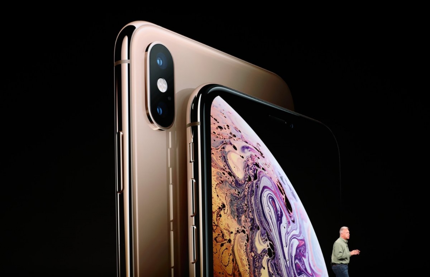 ކަޕަޓީނޯ، ކެލިފޯނިއާ - އެޕަލްގެ އާ އުފެއްދުންތައް ތައާރަފްކުރުމަށް ސެޕްޓެމްބަރު 12، 2018 ގައި ބޭއްވި އިވެންޓްގައި އައިފޯން އެކްސް އެސް އަދި އައިފޯން އެކްސް އެސް މެކްސް ދައްކާލަނީ. އެޕަލް އިން ވަނީ ތިން މޮޑެލްއެއްގެ ފޯނާއި އެޕަލް ވޮޗް ތައާރަފްކޮށްފައި. -- ފޮޓޯ: ވާޖް