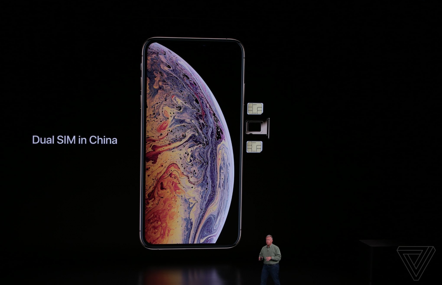 ކަޕަޓީނޯ، ކެލިފޯނިއާ - އެޕަލްގެ އާ އުފެއްދުންތައް ތައާރަފްކުރުމަށް ސެޕްޓެމްބަރު 12، 2018 ގައި ބޭއްވި އިވެންޓްގައި، ދެ ސިމް ލެއްވޭ ފޯނު ދައްކާލަނީ. އެޕަލް އިން ވަނީ ތިން މޮޑެލްއެއްގެ ފޯނާއި އެޕަލް ވޮޗް ތައާރަފްކޮށްފައި. -- ފޮޓޯ: ވާޖް