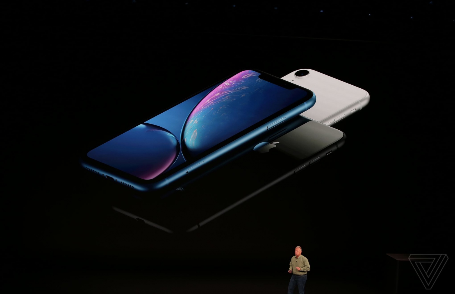 ކަޕަޓީނޯ، ކެލިފޯނިއާ - އެޕަލްގެ އާ އުފެއްދުންތައް ތައާރަފްކުރުމަށް ސެޕްޓެމްބަރު 12، 2018 ގައި ބޭއްވި އިވެންޓް. އެޕަލް އިން ވަނީ ތިން މޮޑެލްއެއްގެ ފޯނާއި އެޕަލް ވޮޗް ތައާރަފްކޮށްފައި. -- ފޮޓޯ: ވާޖް