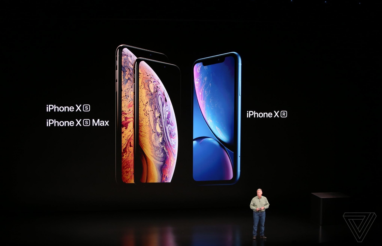 ކަޕަޓީނޯ، ކެލިފޯނިއާ - އެޕަލްގެ އާ އުފެއްދުންތައް ތައާރަފްކުރުމަށް ސެޕްޓެމްބަރު 12، 2018 ގައި ބޭއްވި އިވެންޓް. އެޕަލް އިން ވަނީ ތިން މޮޑެލްއެއްގެ ފޯނާއި އެޕަލް ވޮޗް ތައާރަފްކޮށްފައި. -- ފޮޓޯ: ވާޖް