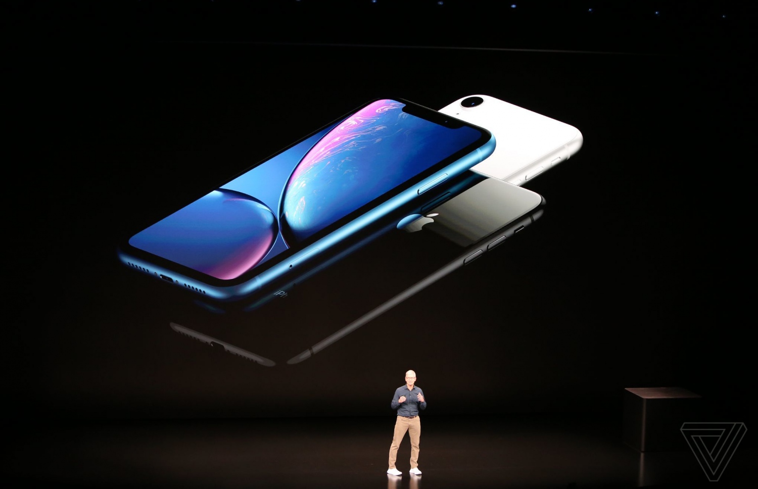 ކަޕަޓީނޯ، ކެލިފޯނިއާ - އެޕަލްގެ އާ އުފެއްދުންތައް ތައާރަފްކުރުމަށް ސެޕްޓެމްބަރު 12، 2018 ގައި ބޭއްވި އިވެންޓްގައި އައިފޯން އެކްސް އާރް ތައާރަފްކުރަނީ. -- ފޮޓޯ: ވާޖް