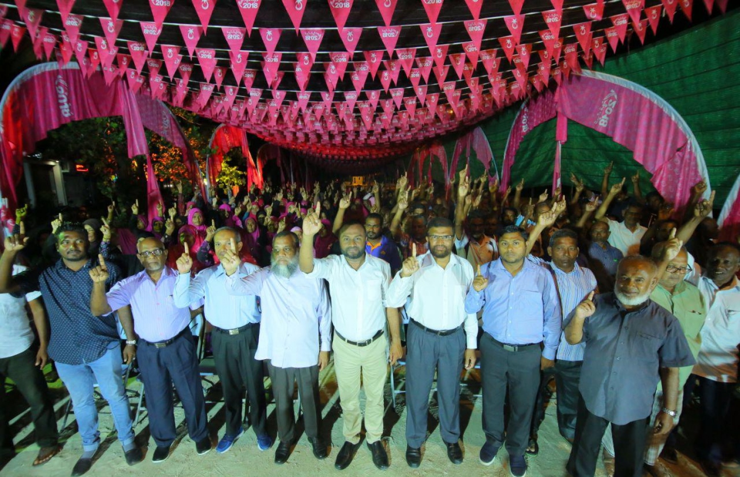 ކުޑަހުވަދޫގައި ޝަހީމް މިރޭ ބޭއްވެވި ކެމްޕެއިން ޖަލްސާއަށް ދިޔަ މީހުންނާ އެކު، އޭނާ ފޮޓޯއެއް ނަންގަވަނީ.