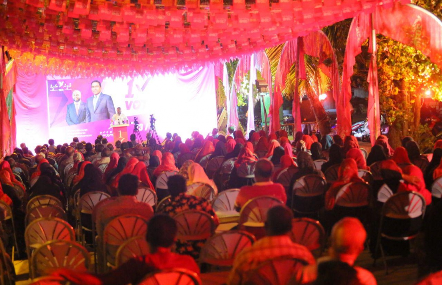 ކުޑަހުވަދޫގައި ޝަހީމް މިރޭ ބޭއްވެވި ކެމްޕެއިން ޖަލްސާގައި ބައިވެރިވި ބައެއް މީހުން.