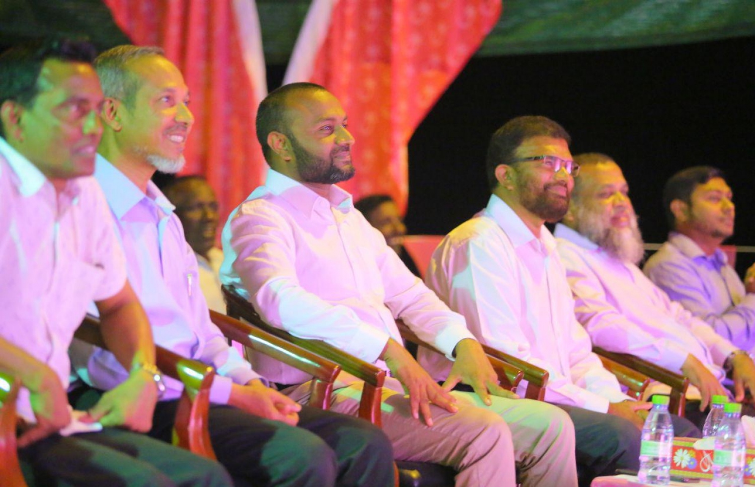 ކުޑަހުވަދޫގައި ޝަހީމް މިރޭ ބޭއްވެވި ކެމްޕެއިން ޖަލްސާގައި އޭނާ އާއި ޕީޕީއެމަށް ނިސްބަތްވާ ބައެެއް ދީނީ އިލްމުވެރިން ބައިވެރިވެވަޑައިގަންނަވަނީ.