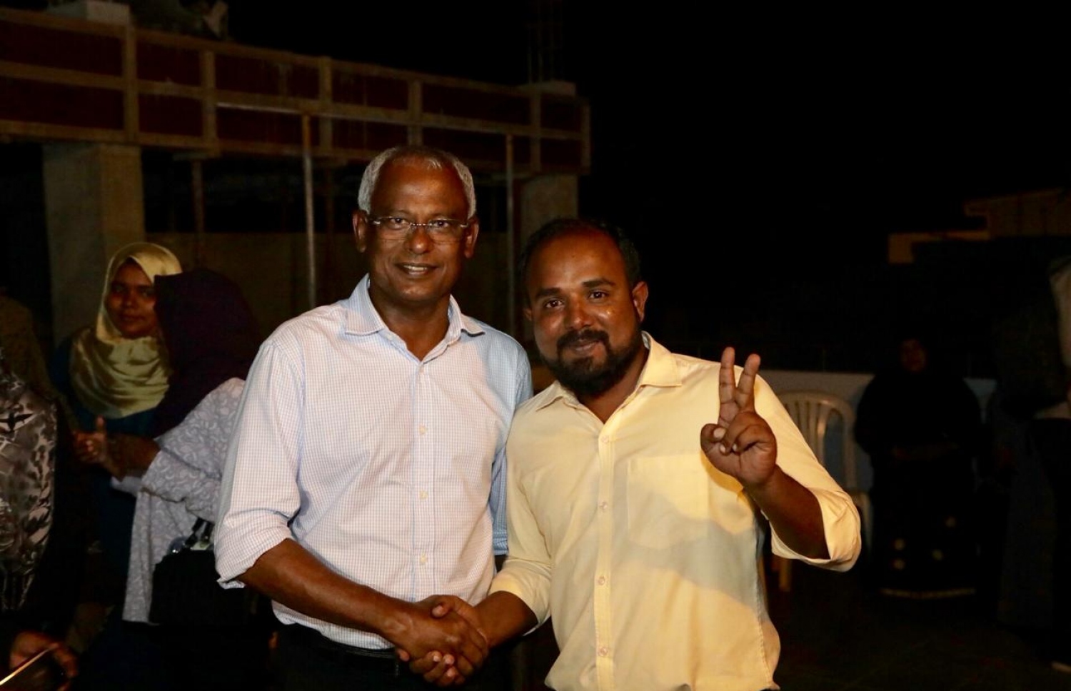 އިބޫއާ އެކު މިރޭ ބޭއްވި ބައްދަލުވުމަށް ފަހު، ރެހެންދި ސްކޫލްގެ މުވައްޒަފަކު، އިބޫއާ އެކު މިރޭ ފޮޓޯއެއް ނަގަނީ.