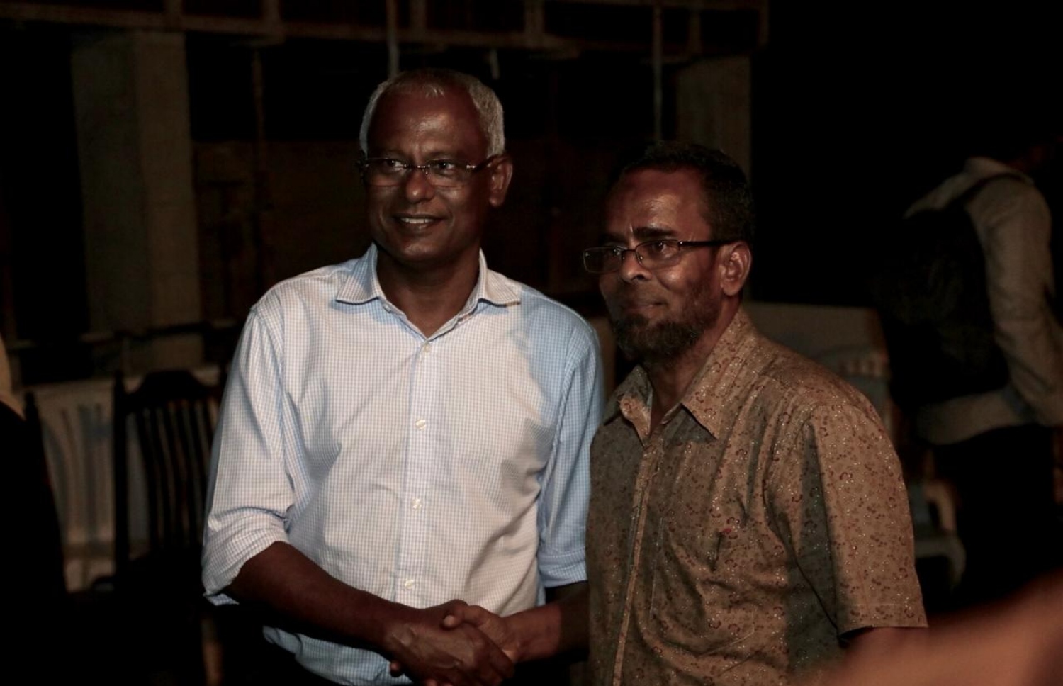 އިބޫއާ އެކު މިރޭ ބޭއްވި ބައްދަލުވުމަށް ފަހު، ރެހެންދި ސްކޫލްގެ މުވައްޒަފަކު، އިބޫއާ އެކު މިރޭ ފޮޓޯއެއް ނަގަނީ.