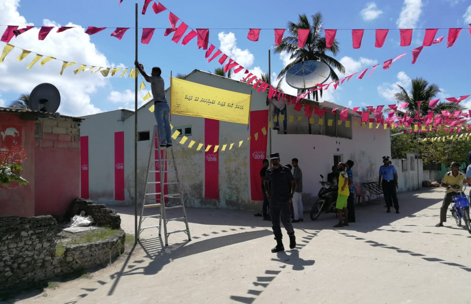 ރިއާސީ އިންތިހާބުގެ ކެމްޕޭނަށް ބ. މާޅޮހުގައި އެމްޑީޕީން ދަމާފައި ހުރި ބެނާއެއް، ސެޕްޓެމްބަރު 12، 2018 ގައި ފުލުހުން ނަގަނީ.