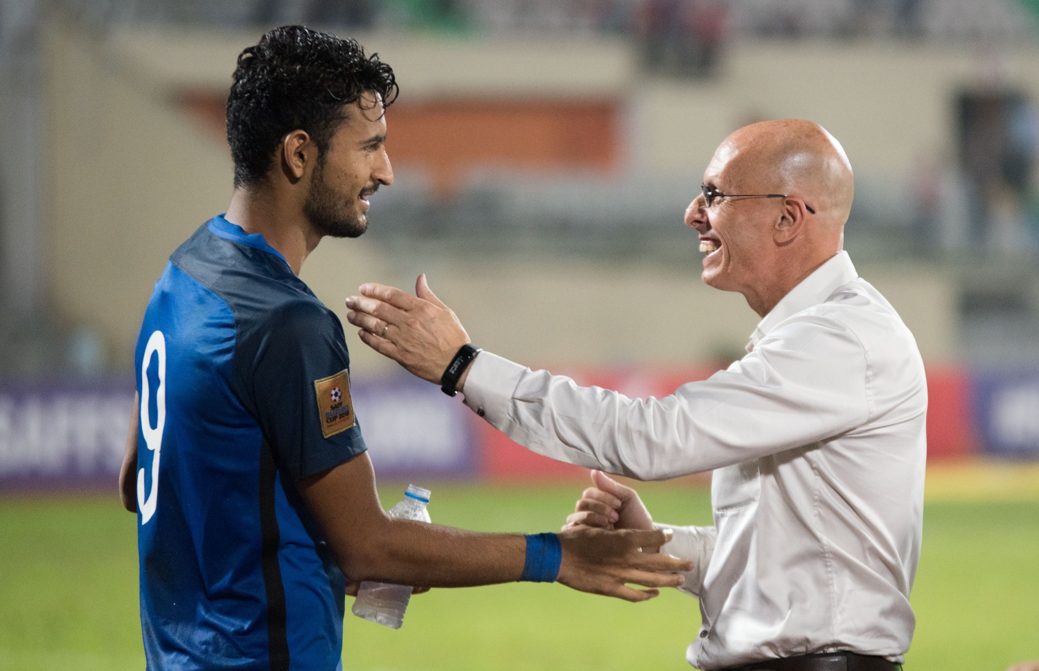 އިންޑިއާ ކޯޗު ކޮންސްޓަންޓިން (ކ) އެ ޓީމުގެ ފޯވާޑް މަންވީރުއާ ސަލާމްކުރަނީ. -- ފޮޓޯ: އިމޭޖަސް.އެމްވީ