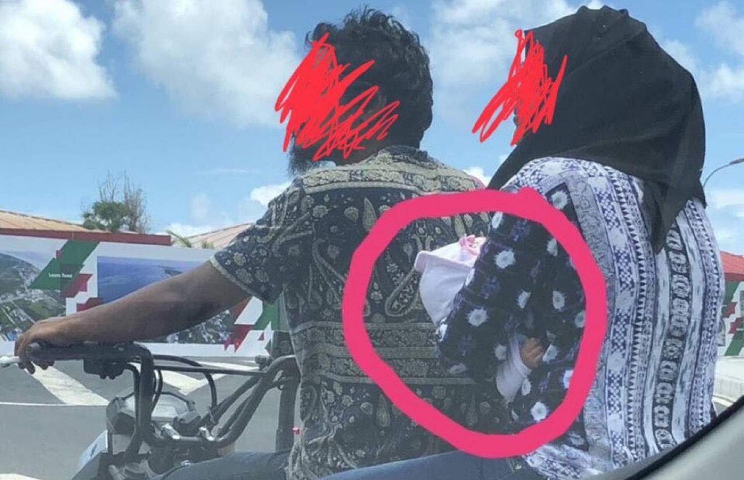 ތުއްތު ކުއްޖަކު އުނގަށް ލައިގެން ސައިކަލް ފަހަތުގައި