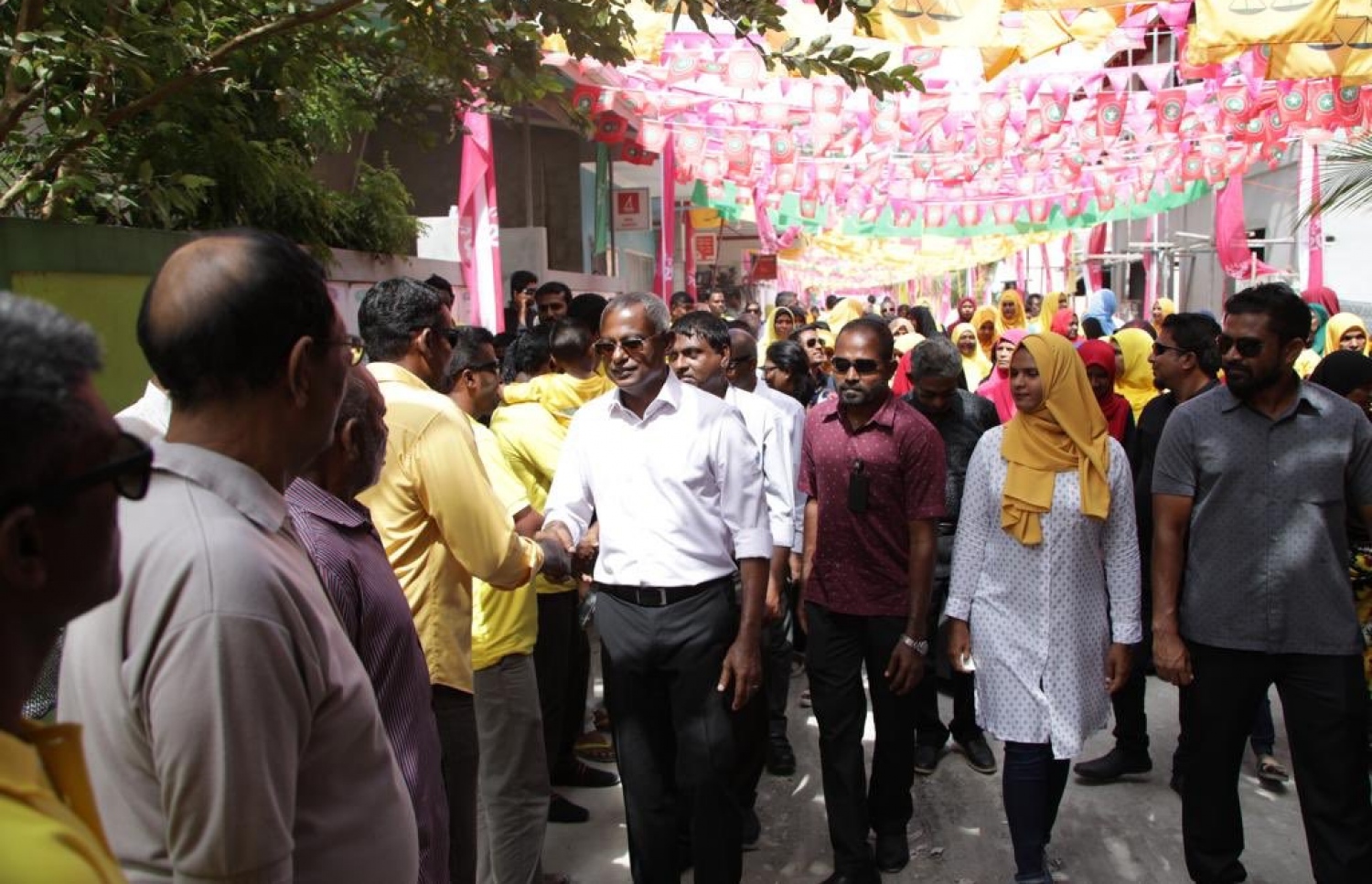 އިބޫ މިއަދު ތޮއްޑު އަށް ވަޑައިގެން އެ ރަށުގައި ތިބި އިދިކޮޅު ސަޕޯޓަރުންނާ ސަލާމް ކުރައްވަނީ. - ފޮޓޯ: އެމްޑީޕީ