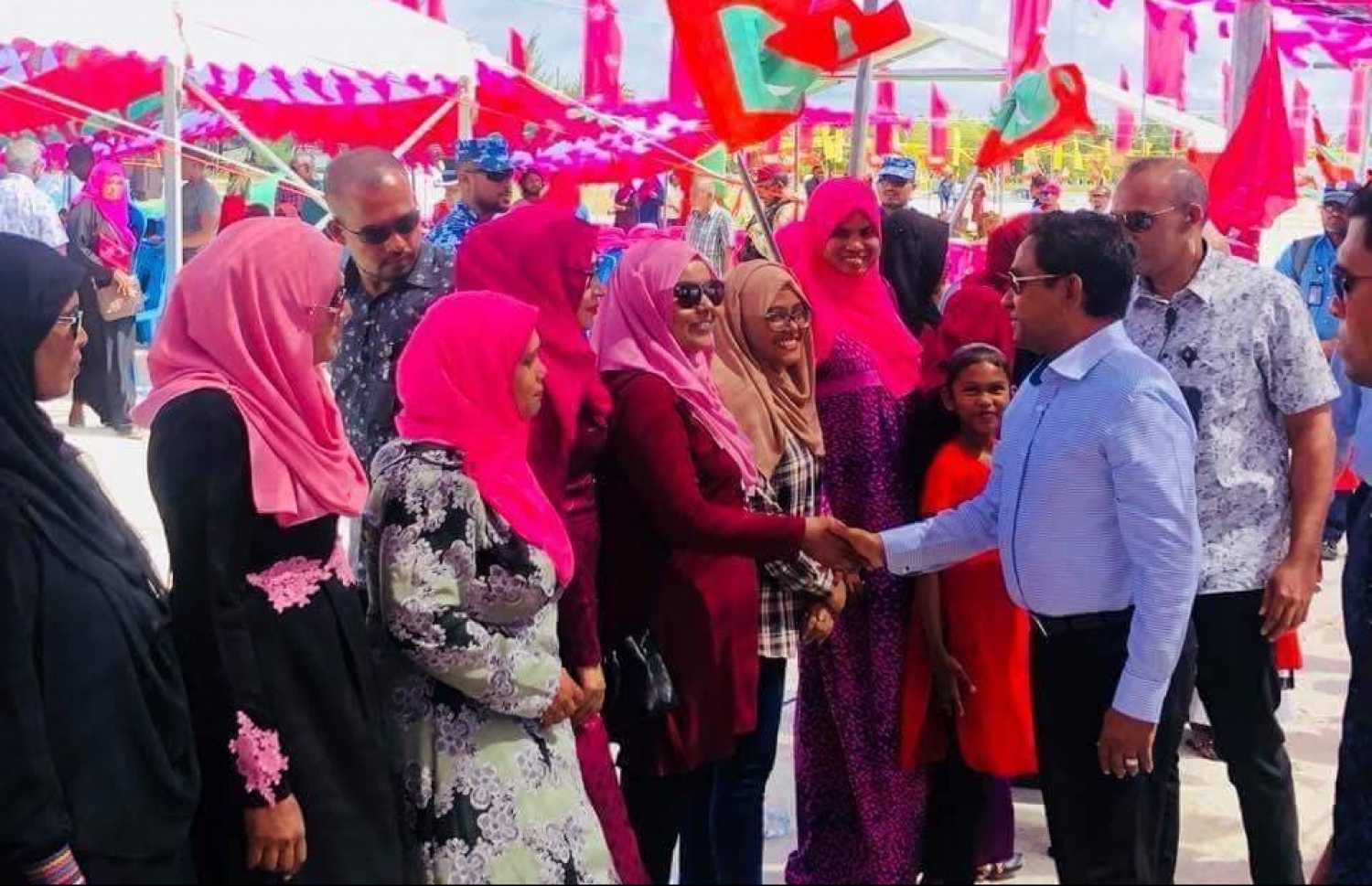 ރައީސް ޔާމީން ހުޅުމީދޫގެ ސަޕޯޓަރުންނާ ސަލާން ކުރައްވަނީ.