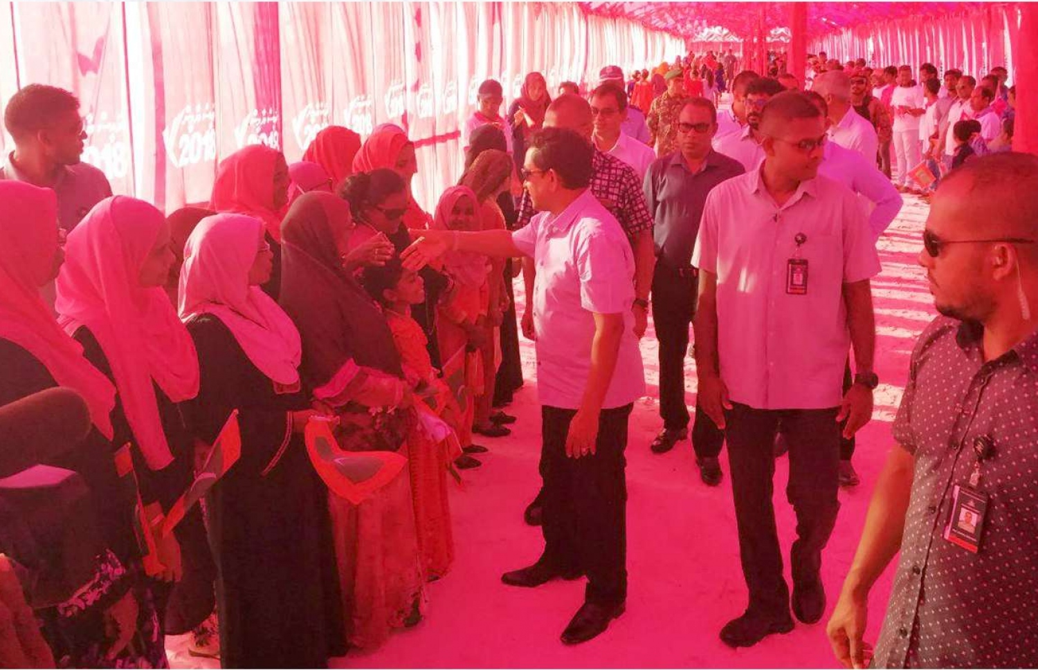 ރައީސް ޔާމީން ހުޅުމީދޫގެ ސަޕޯޓަރުންތަކަކާ މިއަދު ސަލާން ކުރައްވަނީ. ފޮޓޯ/ ރައީސް އޮފީސް