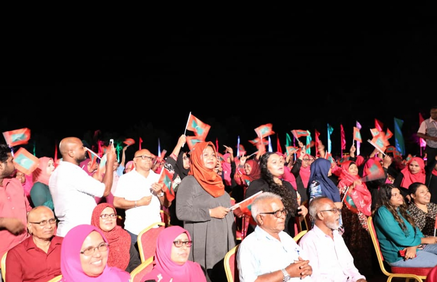 ރައީސް ޔާމީނާ އެކު ޕީޕީއެމުން އައްޑޫގައި ބާއްވާ ޖަލްސާގެ ތެރެއިން.