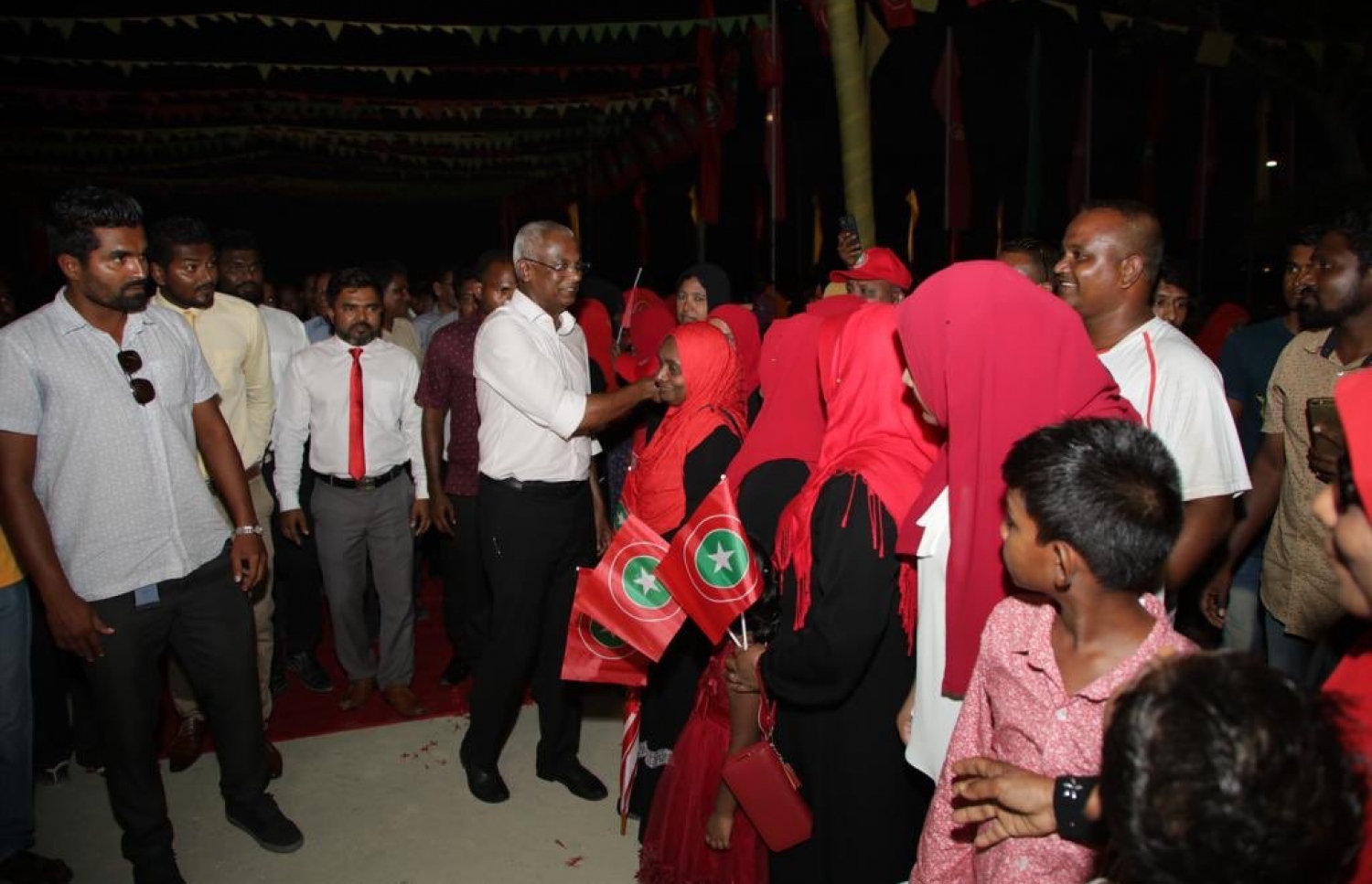 އިބޫ މިރޭ މާމިގިއްޔަށް ވަޑައިގަތުމުން، އޭނާ އަށް މަރުހަބާ ކިޔަނީ. - ފޮޓޯ: އެމްޑީޕީ