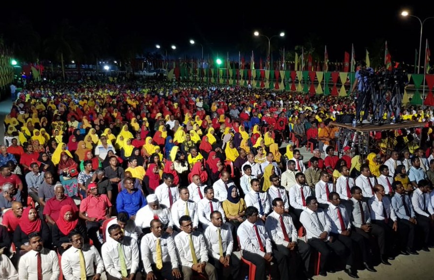 އިދިކޮޅު ކޯލިޝަނުން މާމިގިލީގައި ރޭ ބޭއްވި ޖަލްސާ. ގިނަ އަދަދެއްގެ ބަޔަކު ޖަލްސާގައި ބައިވެރިވި. - ފޮޓޯ: އެމްޑީޕީ