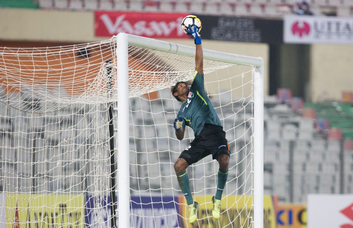 އިންޑިއާއާ ދެކޮޅަށް ކުޅުނު މެޗުގެ ތެރެއިން ފައިސަލް ބޯޅައެއް ހުއްޓުވަނީ. -- ފޮޓޯ: އިމޭޖަސް.އެމްވީ