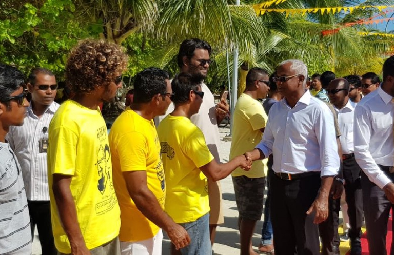 އިބޫ މިއަދު ދިގުރަށަށް ވަޑައިގެން، އެ ރަށުގައި ތިބި އިދިކޮޅު ސަޕޯޓަރުންނާ ސަލާމް ކުރައްވަނީ. - ފޮޓޯ: އެމްޑީޕީ