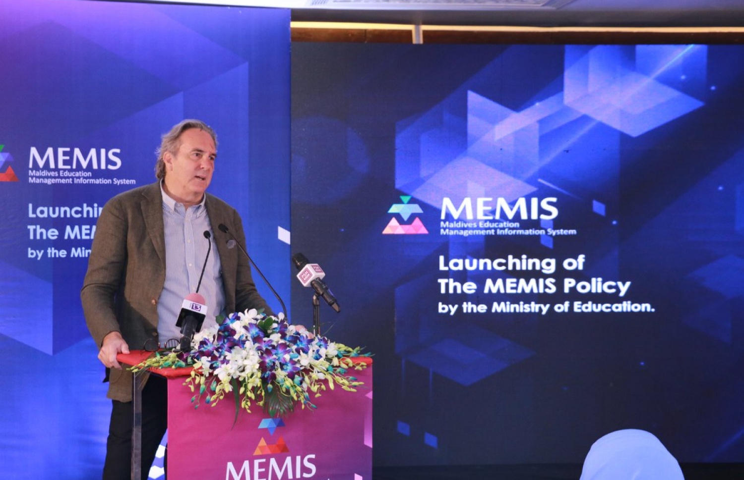 ކޮމިއުނިޓީ ސިސްޓަމްސް ފައުންޑޭޝަންގެ ރައީސް ކްރިސް އޮސްވަލްޓް ރޭގެ ރަސްމިއްޔަތުގައި ވާހަކަދައްކަވަނީ.-- ފޮޓޯ: އެޑިއުކޭޝަން މިނިސްޓްރީ