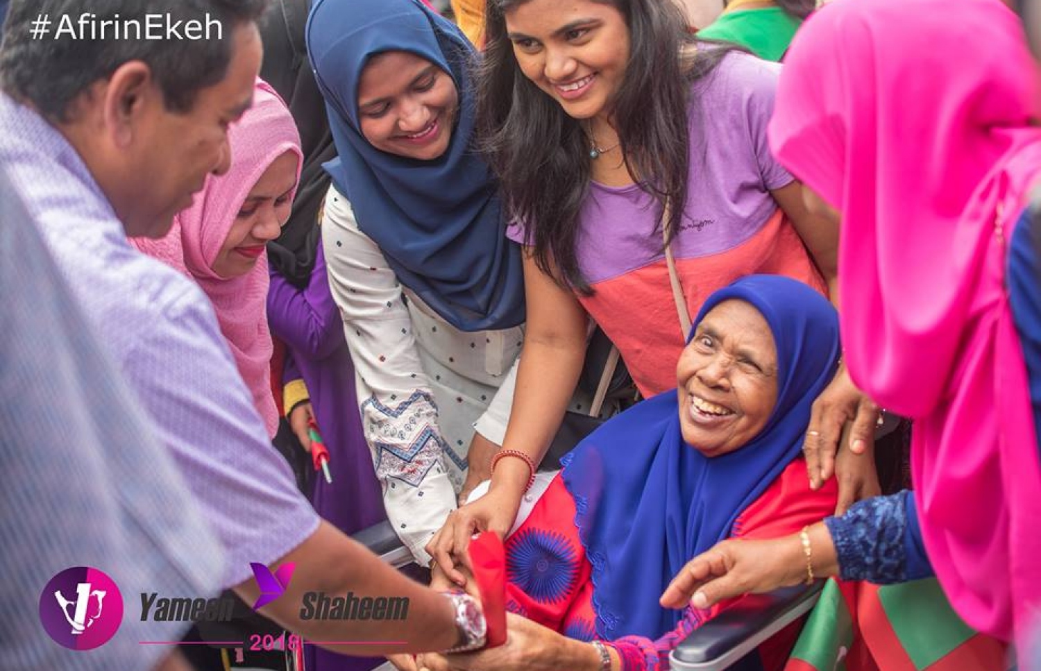 ސ. ފޭދޫގައި މިއަދު ބޭއްވި ޖަލްސާއަށް ދިޔަ، އުމުރުން ދުވަސްވީ މީހަކާ ރައީސް ޔާމީން ސަލާމް ކުރައްވަނީ.