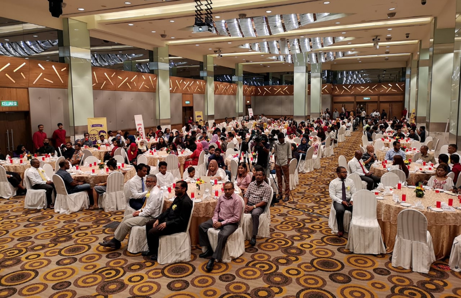 މެލޭޝިއާގައި ދިރިއުޅޭ ދިވެހިންނާ ބައްދަލު ކުރެއްވުމަށް އިދިކޮޅު ކޯލިޝަނުން މިރޭ ބޭއްވި ބައްދަލުވުން-- ފޮޓޯ: ސާއިމް މޫސާ