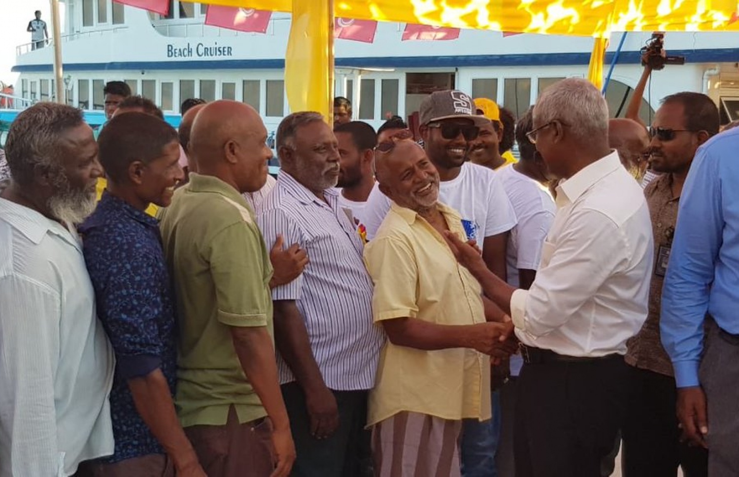 އިބޫ މިއަދު ހިންނަވަރަށް ވަޑައިގެން، އާންމުންގެ މީހަކާ ސަލާމް ކުރައްވަނީ. - ފޮޓޯ: އެމްޑީޕީ