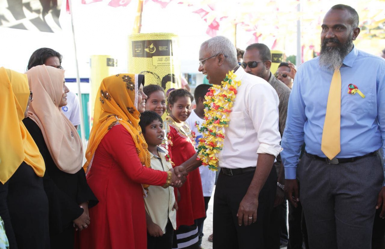 އިބޫ މިއަދު ހިންނަވަރަށް ވަޑައިގެން އިދިކޮޅު ސަޕޯޓަރުންނާ ސަލާމް ކުރައްވަނީ. - ފޮޓޯ: އެމްޑީޕީ