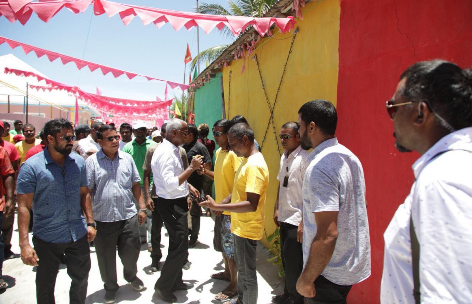 އިބޫ މިއަދު އއ. ބޮޑުފޮޅުދުއަށް ވަޑައިގެން، އެ ރަށުގައި ދިރިއުޅޭ އިދިކޮޅު ސަޕޯޓަރެއްގެ ޓީޝާޓުގައި ސޮއިކުރައްވަނީ. - ފޮޓޯ: އެމްޑީޕީ