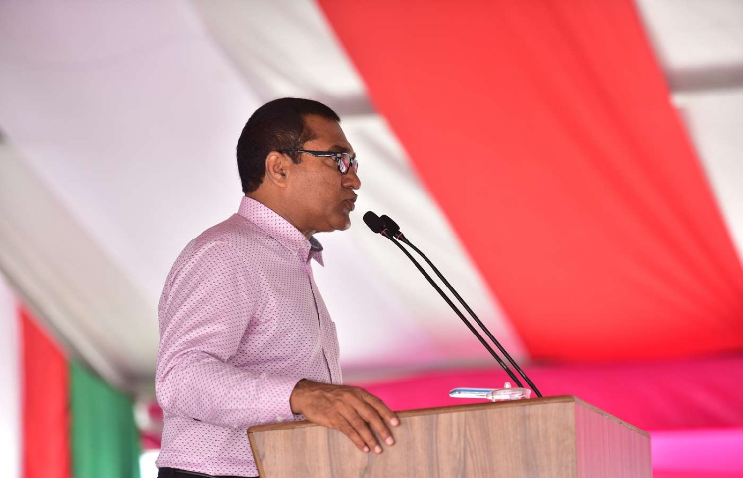 ސ. ފޭދޫ: ސެޕްޓެމްބަރު 14، 2018- ރައީސް އަބްދުﷲ ޔާމީން އައްޑުއަށް ކުރެއްވި ދަތުރުފުޅުގައި ފޭދޫގައި ބޭއްވެވި ބައްދަލުވުމުގައި އެ ދާއިރާގެ މެމްބަރު އިބްރާހިމް ދީދީ ވާހަކަ ދައްކަވަނީ.---ފޮޓޯ: ރައީސް އޮފީސް
