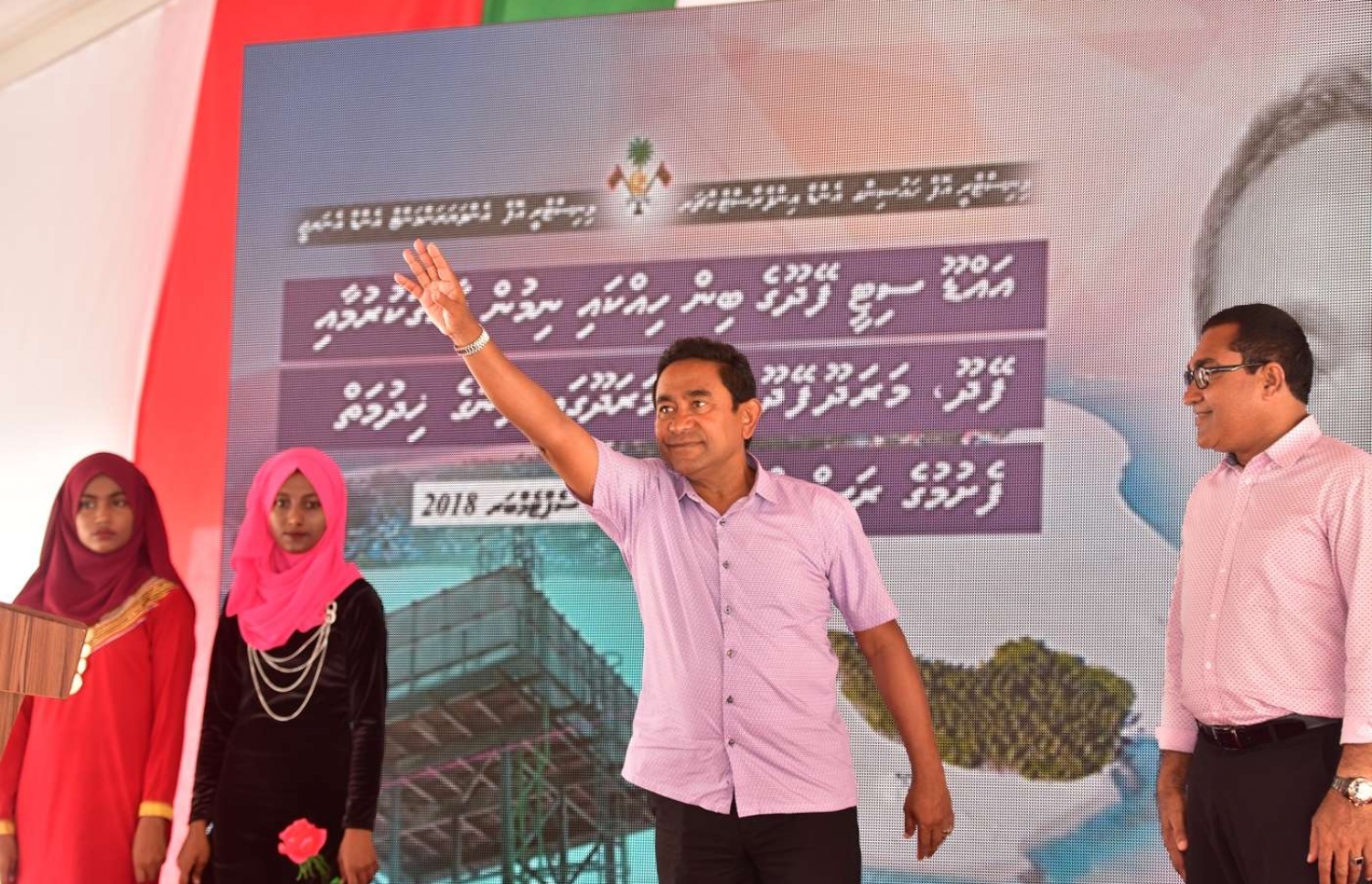 ސ. ފޭދޫ: ސެޕްޓެމްބަރު 14، 2018- ރައީސް އަބްދުﷲ ޔާމީން އައްޑުއަށް ކުރެއްވި ދަތުރުފުޅުގައި ފޭދޫގައި ބޭއްވެވި ބައްދަލުވުމަށް ދިޔަ މީހުންނާ އެމަނިކުފާނު އަތްޕުޅު ހިއްލާލައްވައި ސަލާމް ކުރައްވަނީ.---ފޮޓޯ: ރައީސް އޮފީސް