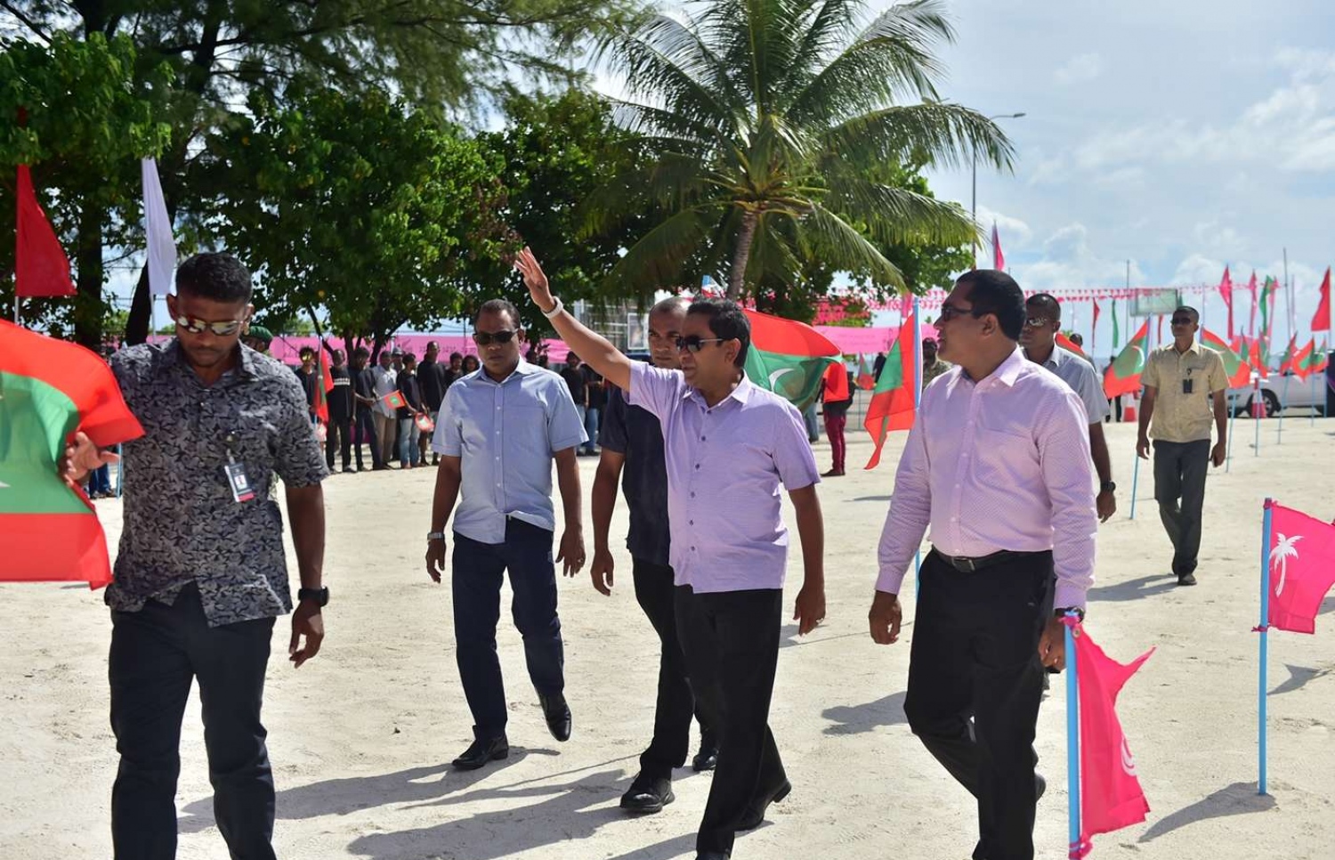 ސ. ފޭދޫ: ސެޕްޓެމްބަރު 14، 2018- ރައީސް އަބްދުﷲ ޔާމީން އައްޑުއަށް ކުރެއްވި ދަތުރުފުޅުގައި ފޭދޫގައި ބޭއްވެވި ބައްދަލުވުމަށް ދިޔަ މީހުންނާ އެމަނިކުފާނު އަތްޕުޅު ހިއްލާލައްވައި ސަލާމް ކުރައްވަނީ.---ފޮޓޯ: ރައީސް އޮފީސް