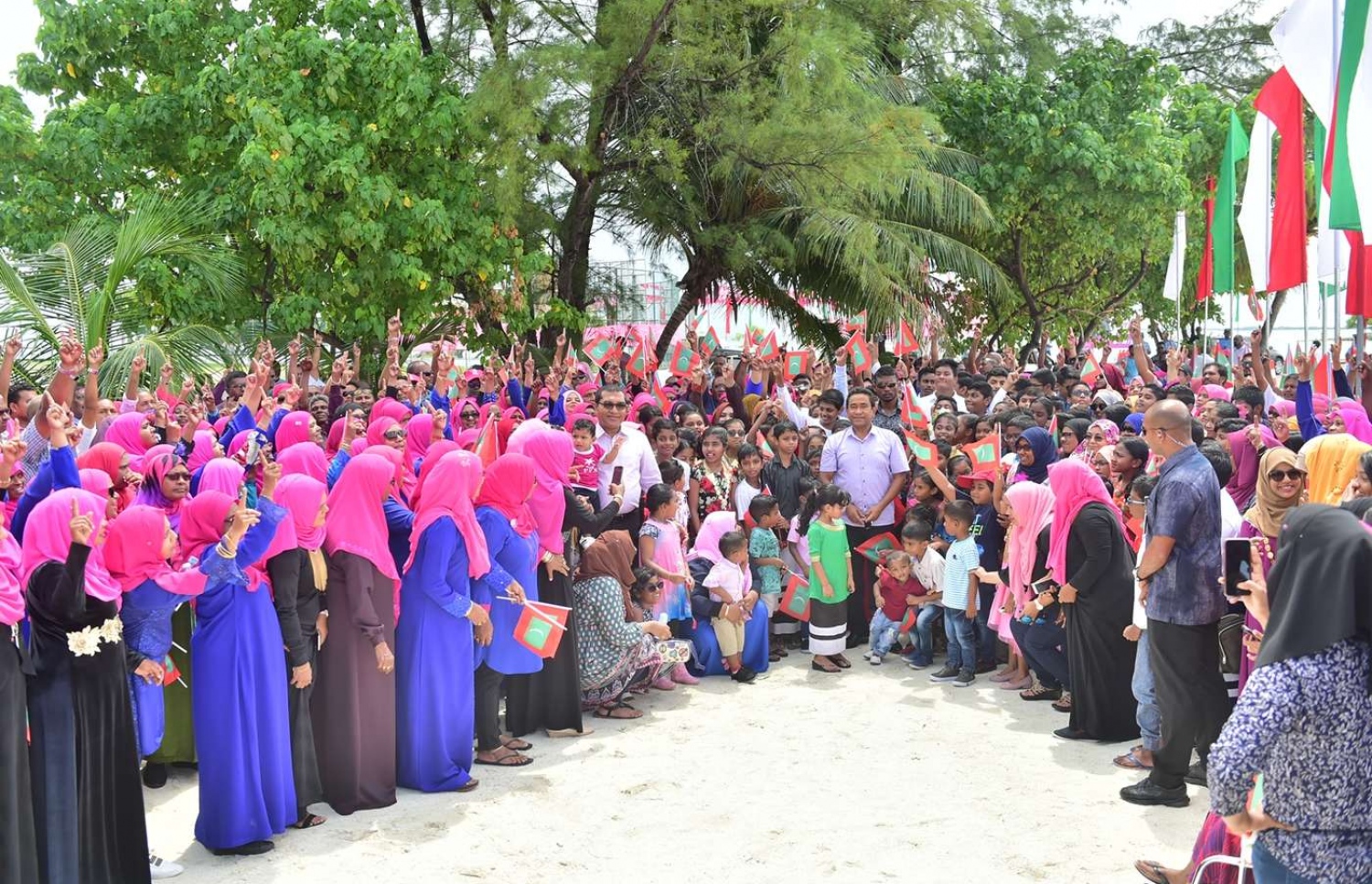 ސ. ފޭދޫ: ސެޕްޓެމްބަރު 14، 2018- ރައީސް ޔާމީން އައްޑުއަށް ކުރެއްވި ދަތުރުފުޅުގެ ތެރެއިން ފޭދޫގެ ސަޕޯޓަރުންނާ އެކު ބޭއްވެވި ބައްދަލުވުމަށް ދިޔަ ބަޔަކާ އެކު ފޮޓޯފުޅެއް ނަންގަވަނީ.---ފޮޓޯ: ރައީސް އޮފީސް