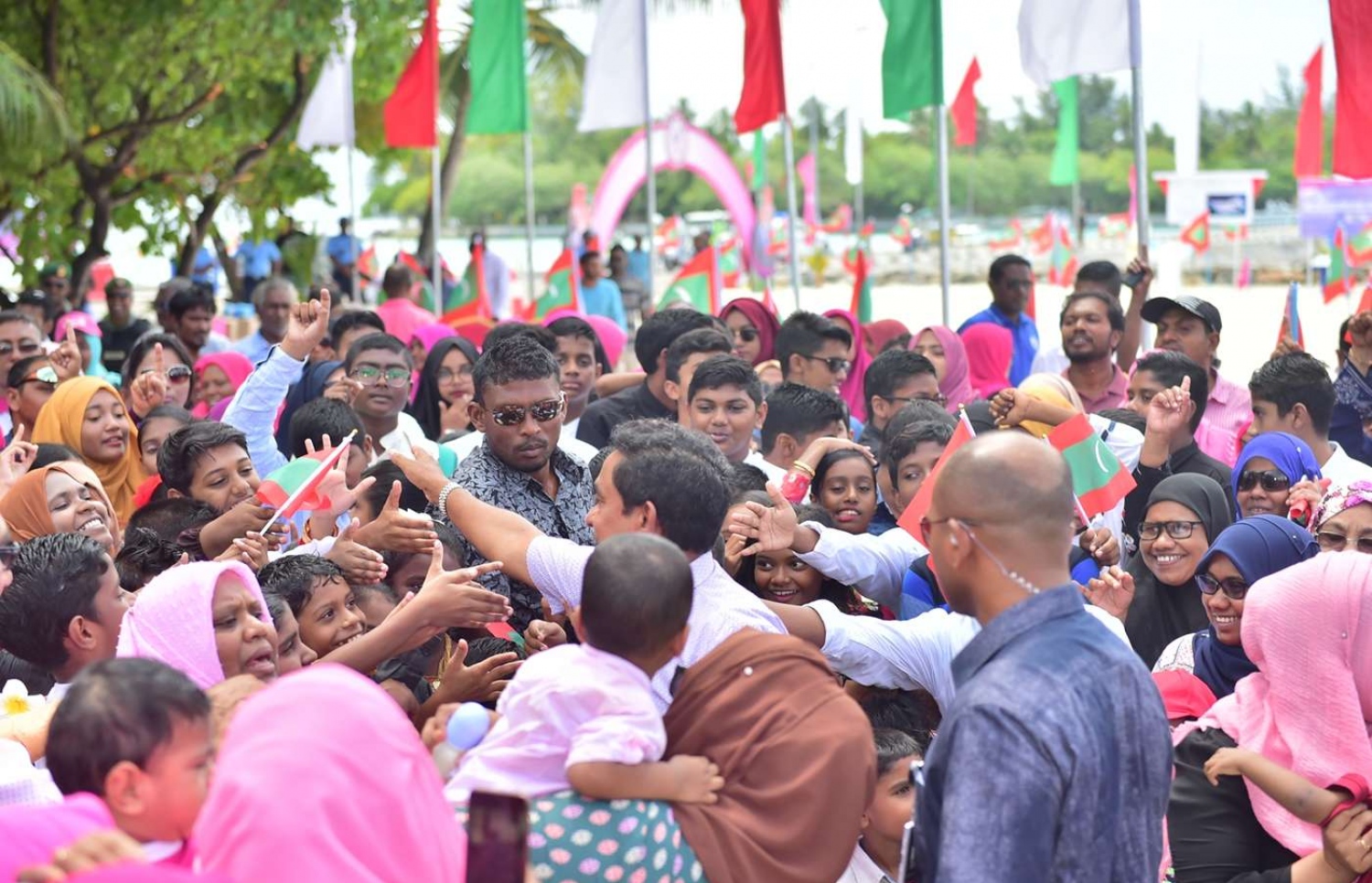 ސ. ފޭދޫ: ސެޕްޓެމްބަރު 14، 2018- ރައީސް ޔާމީން އައްޑުއަށް ކުރެއްވި ދަތުރުފުޅުގެ ތެރެއިން ފޭދޫގެ ސަޕޯޓަރުންނާ އެކު ބޭއްވެވި ބައްދަލުވުމަށް ދިޔަ ބަޔަކާ ސަލާމް ކުރައްވަނީ.---ފޮޓޯ: ރައީސް އޮފީސް