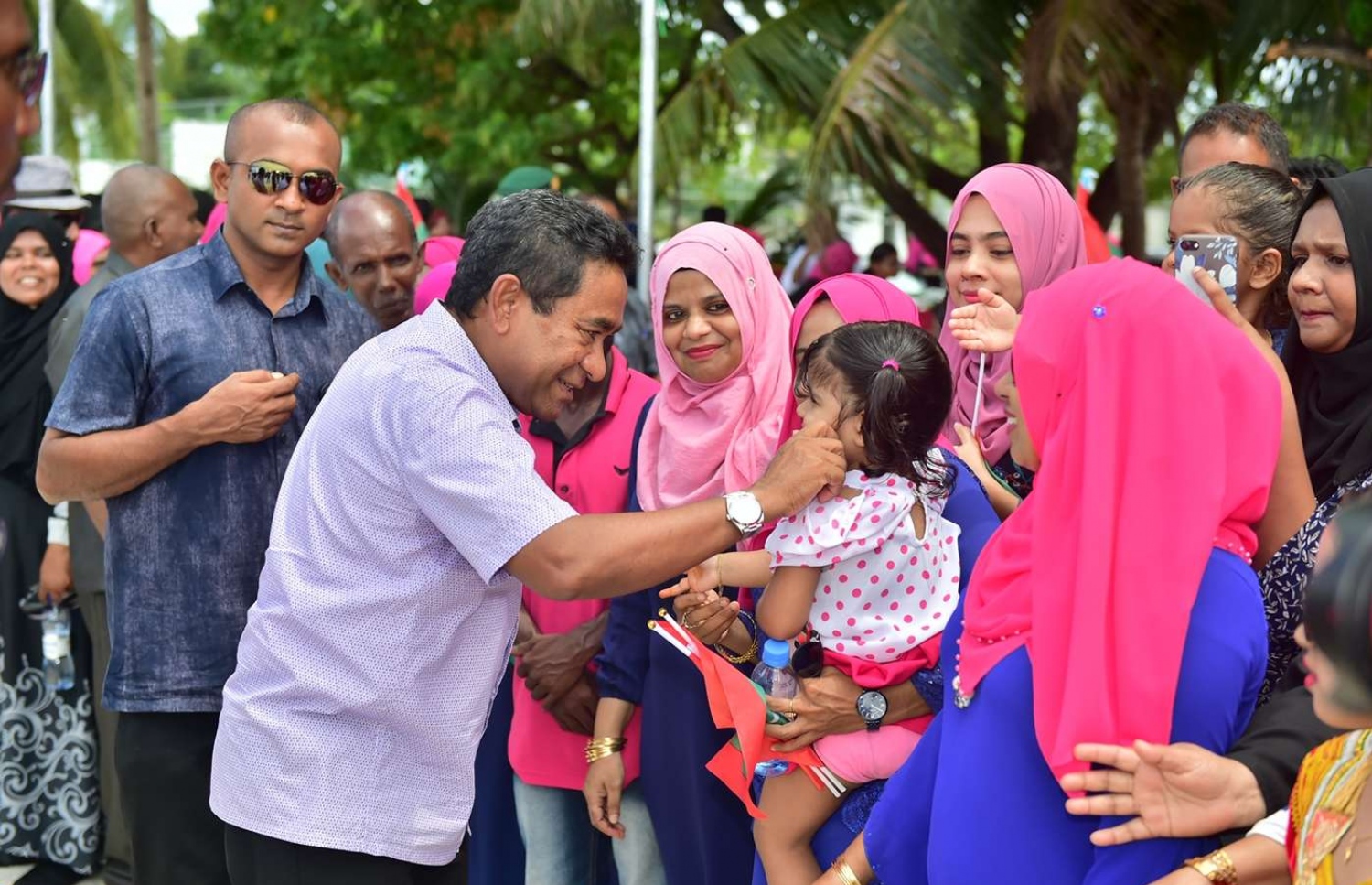 ސ. ފޭދޫ: ސެޕްޓެމްބަރު 14، 2018- ރައީސް ޔާމީން އައްޑުއަށް ކުރެއްވި ދަތުރުފުޅުގެ ތެރެއިން ފޭދޫގެ ސަޕޯޓަރުންނާ އެކު ބޭއްވެވި ބައްދަލުވުމަށް ދިޔަ ސަޕޯޓަރުންގެ ތެރެއިން ކުޑަކުއްޖެއްގެ ކޮލުގައި ފިރުމާއްލައްވަނީ.---ފޮޓޯ: ރައީސް އޮފީސް