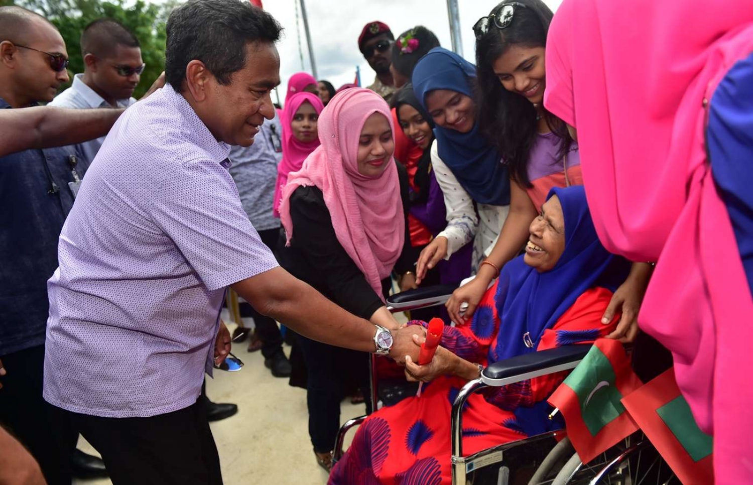 ސ. ފޭދޫ: ސެޕްޓެމްބަރު 14، 2018- ރައީސް ޔާމީން އައްޑުއަށް ކުރެއްވި ދަތުރުފުޅުގެ ތެރެއިން ފޭދޫގެ ސަޕޯޓަރުންނާ އެކު ބޭއްވެވި ބައްދަލުވުމަށް ދިޔަ، އުމުރުން ދުވަސްވީ މީހަކާ ސަލާމް ކުރައްވަނީ.---ފޮޓޯ: ރައީސް އޮފީސް