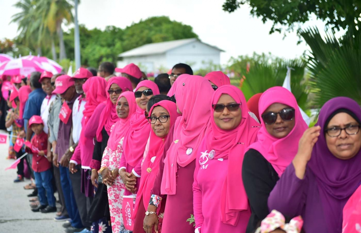 ސ. ގަން: ސެޕްޓެމްބަރު 13، 2018- ރައީސް އަބްދުﷲ ޔާމީން އައްޑުއަށް ވަޑައިގަތުމުން އެމަނިކުފާނަށް މަރުހަބާ ދަންނަވަން އެއްވި ސަޕޯޓަރުންތަކެއް ކިޔޫގައި.---ފޮޓޯ: ރައީސް އޮފީސް