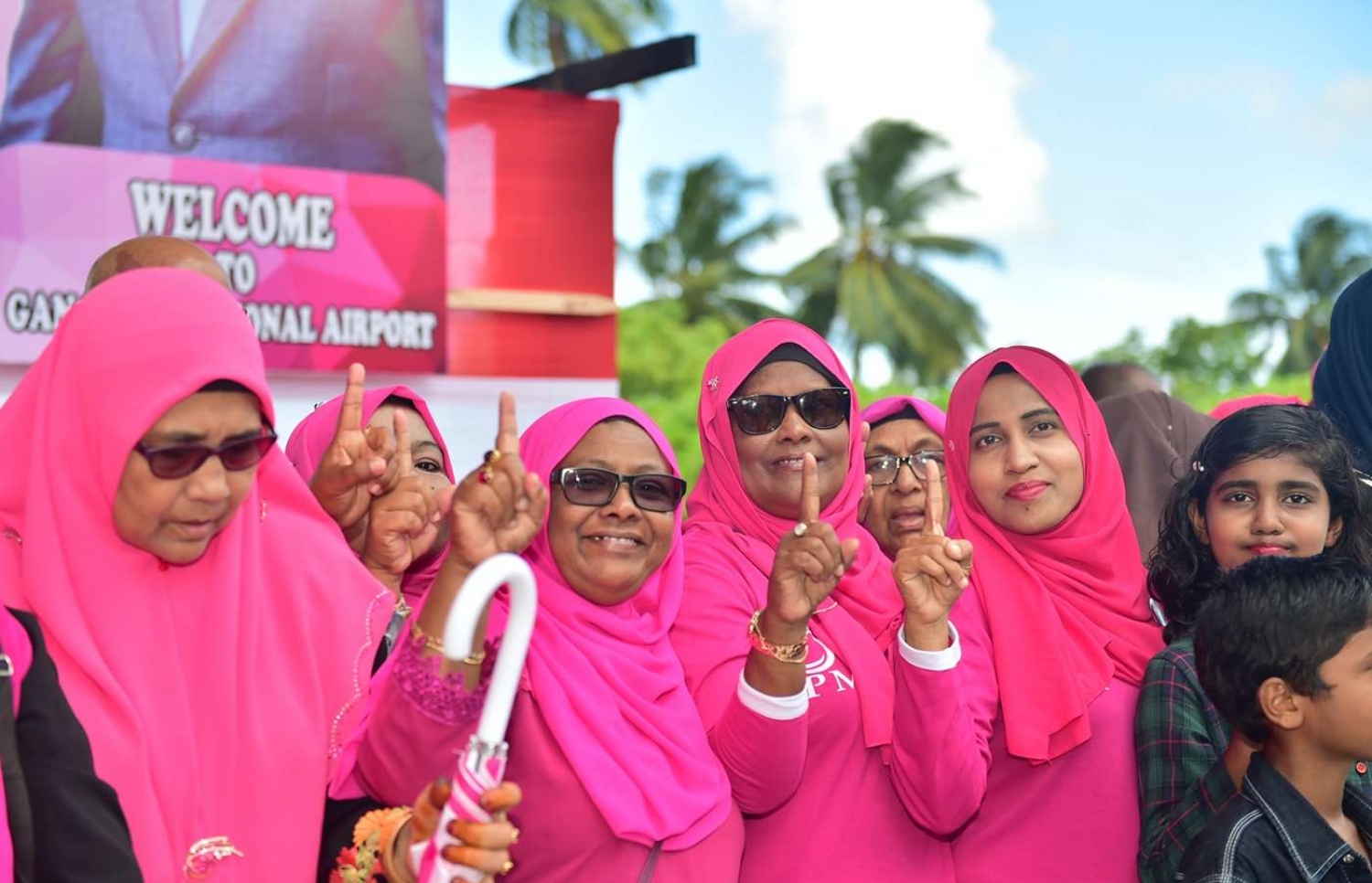 ސ. ގަން: ސެޕްޓެމްބަރު 13، 2018- ރައީސް އަބްދުﷲ ޔާމީން އައްޑުއަށް ވަޑައިގަތުމުން އެމަނިކުފާނަށް މަރުހަބާ ދަންނަވަން އެއްވި ސަޕޯޓަރުންތަކެއް، އެމަނިކުފާނުގެ ކެންޑިޑޭޓް ނަމްބަރު 1 ގެ ނިޝާން އިނގިލިން ދައްކާލަނީ.---ފޮޓޯ: ރައީސް އޮފީސް