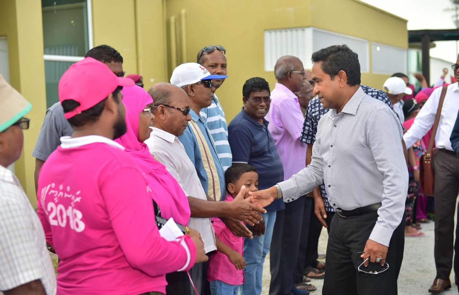 ސ. ގަން: ސެޕްޓެމްބަރު 13، 2018- ރައީސް އަބްދުﷲ ޔާމީން އައްޑުއަށް ވަޑައިގަތުމުން އެމަނިކުފާނަށް މަރުހަބާ ދަންނަވަން އެއްވި މީހުންނާ ސަލާމް ކުރައްވަނީ.---ފޮޓޯ: ރައީސް އޮފީސް