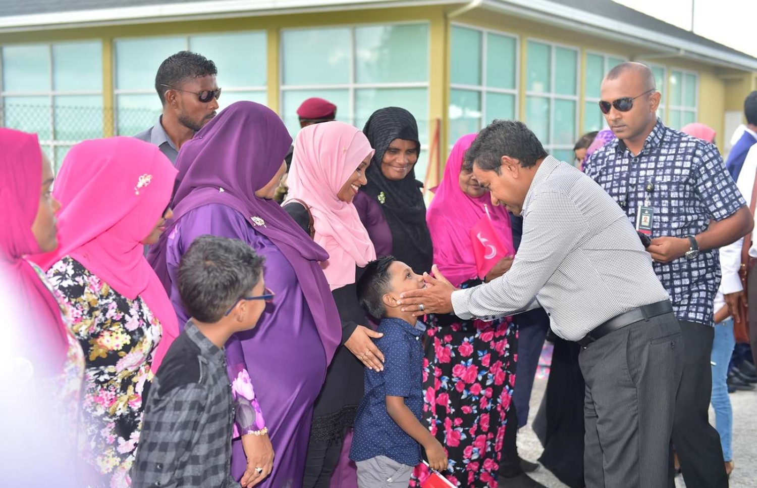 ސ. ގަން: ސެޕްޓެމްބަރު 13، 2018- ރައީސް އަބްދުﷲ ޔާމީން އައްޑުއަށް ވަޑައިގަތުމުން އެމަނިކުފާނަށް މަރުހަބާ ދަންނަވަން އެއްވި މީހުންގެ ތެރެއިން ކުޑަކުއްޖަކާ ވާހަކަފުޅު ދައްކަވަނީ.---ފޮޓޯ: ރައީސް އޮފީސް