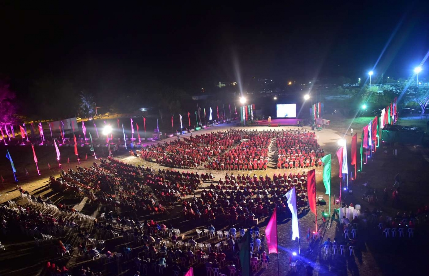 ސ. ހިތަދޫ: ސެޕްޓެމްބަރު 13، 2018- ރައީސް އަބްދުﷲ ޔާމީން އައްޑުއަށް ކުރެއްވި ދަތުރުފުޅުގައި ހިތަދޫގައި ބޭއްވެވި ބައްދަލުވުމަށް ދިޔަ މީހުންތައް އެ ޖަލްސާގައި.---ފޮޓޯ: ރައީސް އޮފީސް