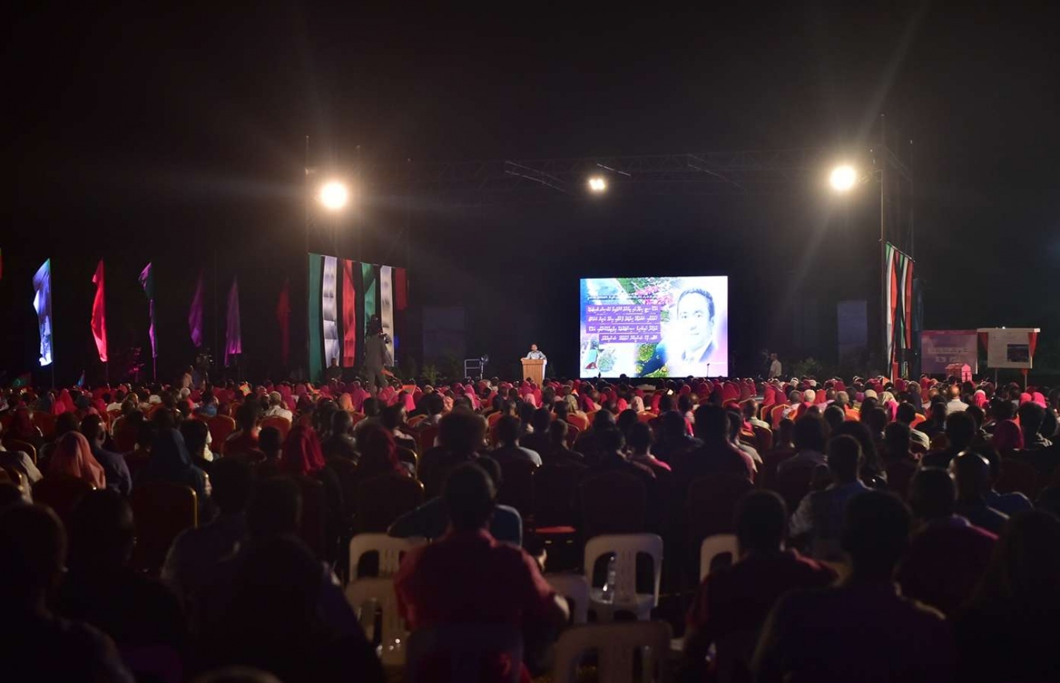 ސ. ހިތަދޫ: ސެޕްޓެމްބަރު 13، 2018- ރައީސް އަބްދުﷲ ޔާމީން އައްޑުއަށް ކުރެއްވި ދަތުރުފުޅުގައި ހިތަދޫގައި ބޭއްވެވި ބައްދަލުވުމަށް ދިޔަ މީހުންތައް އެ ޖަލްސާގައި.---ފޮޓޯ: ރައީސް އޮފީސް