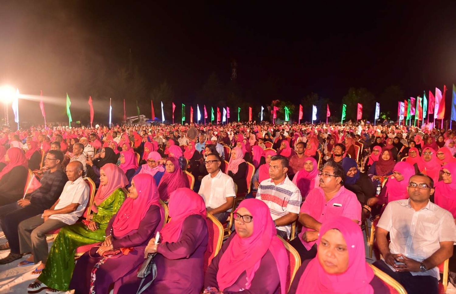 ސ. ހިތަދޫ: ސެޕްޓެމްބަރު 13، 2018- ރައީސް އަބްދުﷲ ޔާމީން އައްޑުއަށް ކުރެއްވި ދަތުރުފުޅުގައި ހިތަދޫގައި ބޭއްވެވި ބައްދަލުވުމަށް ދިޔަ މީހުންތައް އެ ޖަލްސާގައި.---ފޮޓޯ: ރައީސް އޮފީސް