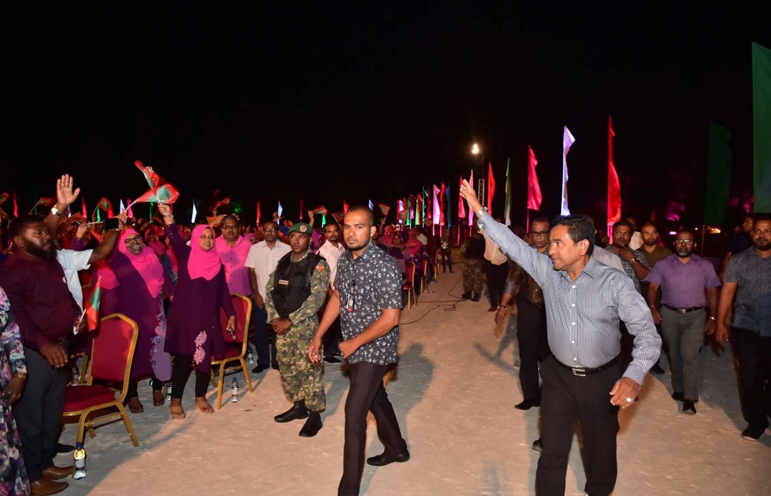 ސ. ހިތަދޫ: ސެޕްޓެމްބަރު 13، 2018- ރައީސް އަބްދުﷲ ޔާމީން އައްޑުއަށް ކުރެއްވި ދަތުރުފުޅުގައި ހިތަދޫގައި ބޭއްވެވި ބައްދަލުވުމަށް ދިޔަ މީހުންނާ އެމަނިކުފާނު އަތްޕުޅު ހިއްލާލައްވައި ސަލާމް ކުރައްވަނީ.---ފޮޓޯ: ރައީސް އޮފީސް